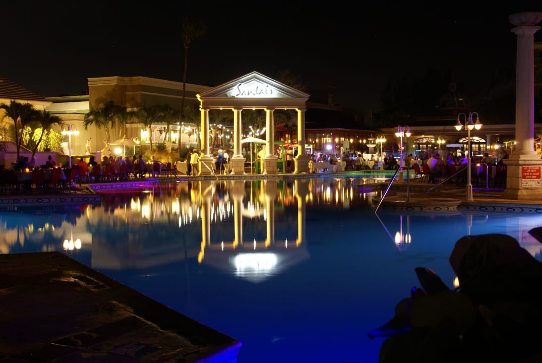 Bei Nacht während der Poolparty Sandals Royal Bahamian