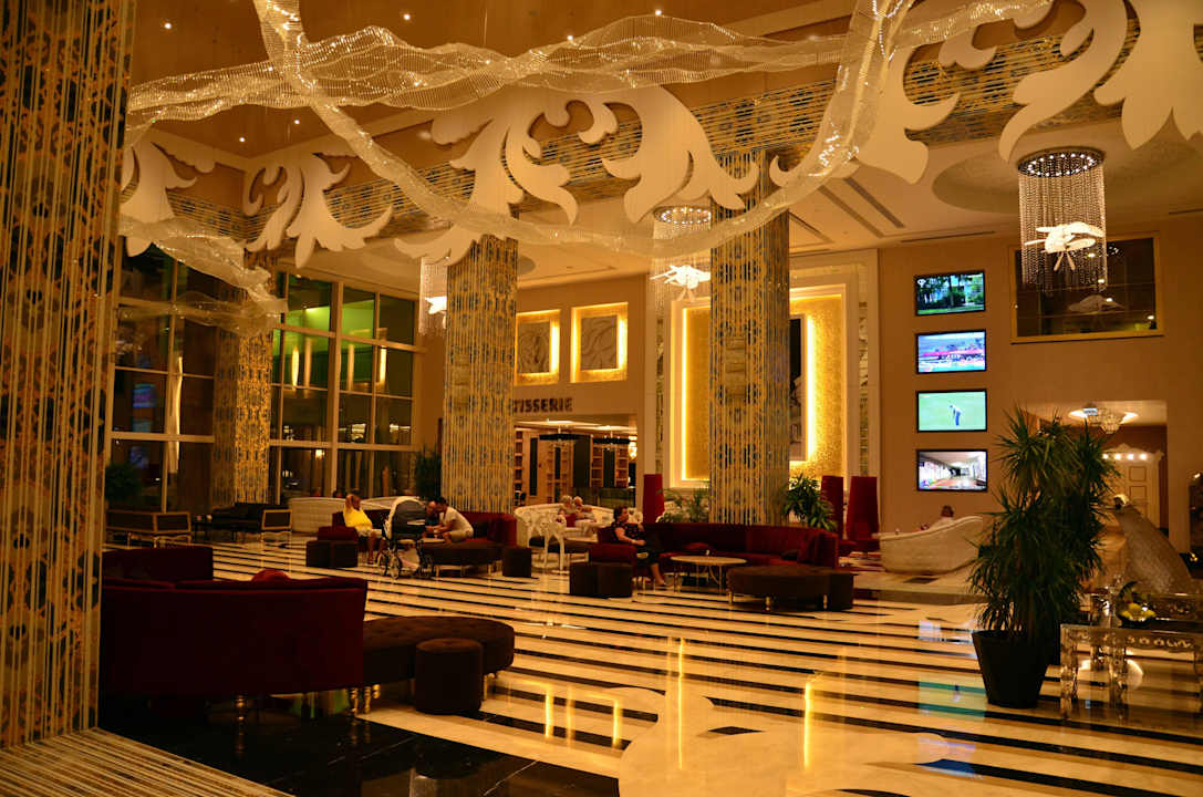 Lobby am Abend Azura Deluxe Resort & Spa Hotel