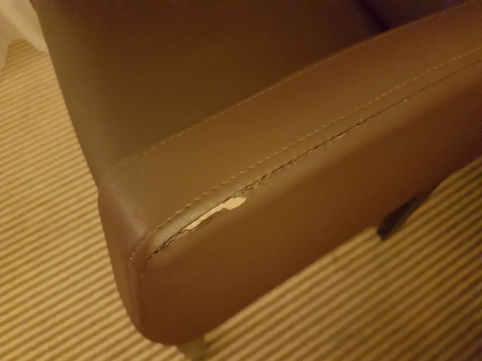 Aufgeplatzer Sessel acom Hotel München