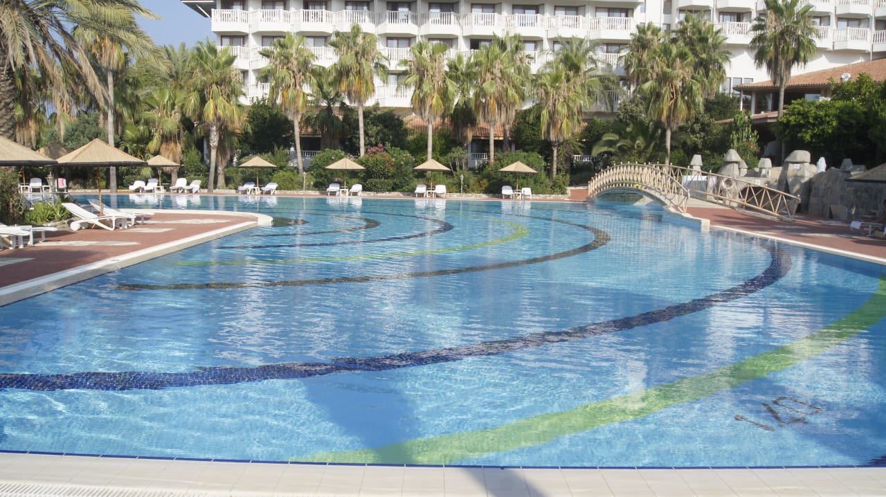 Blick von Liege zum Pool Hotel Defne Garden