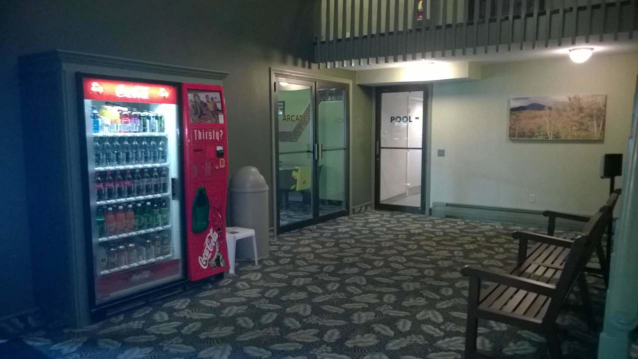 Inneneingang zum Pool und zur "Spielhalle" Town & Country Inn & Resort Gorham