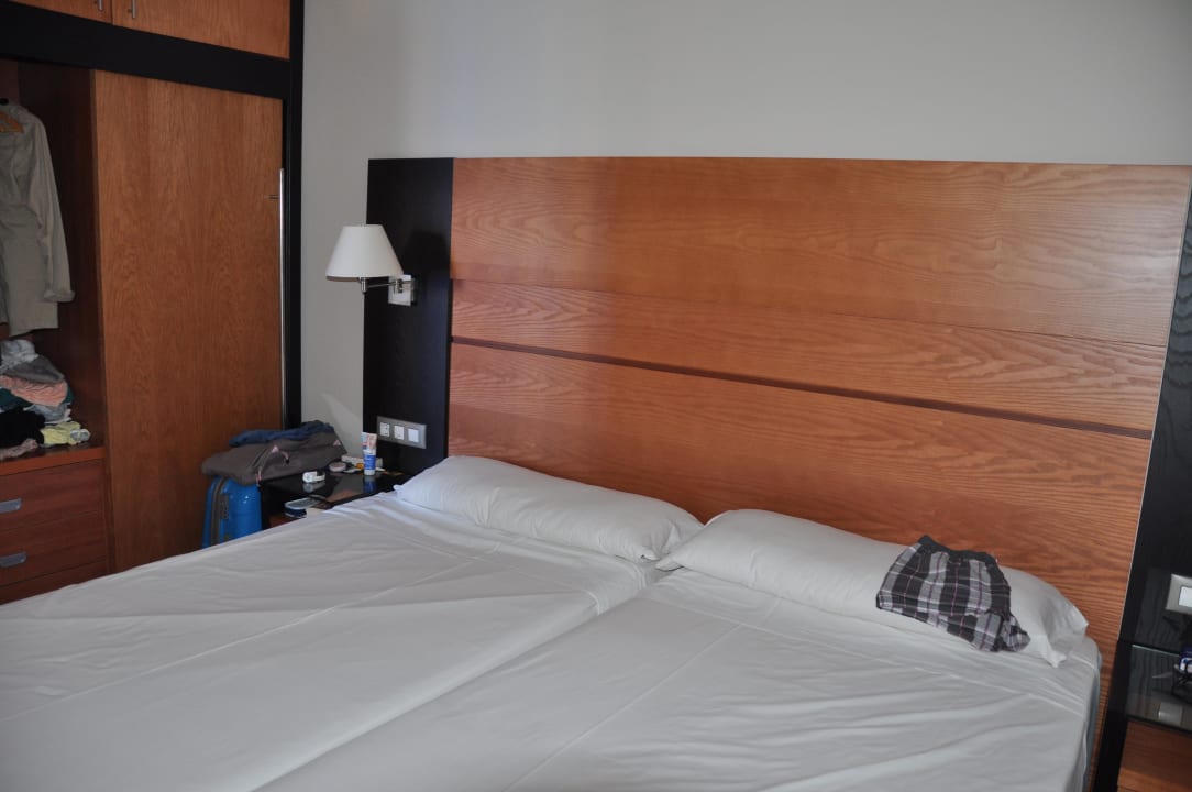 Schlafzimmer mit blick auf den Kleiderschrank HL Miraflor Suites Hotel