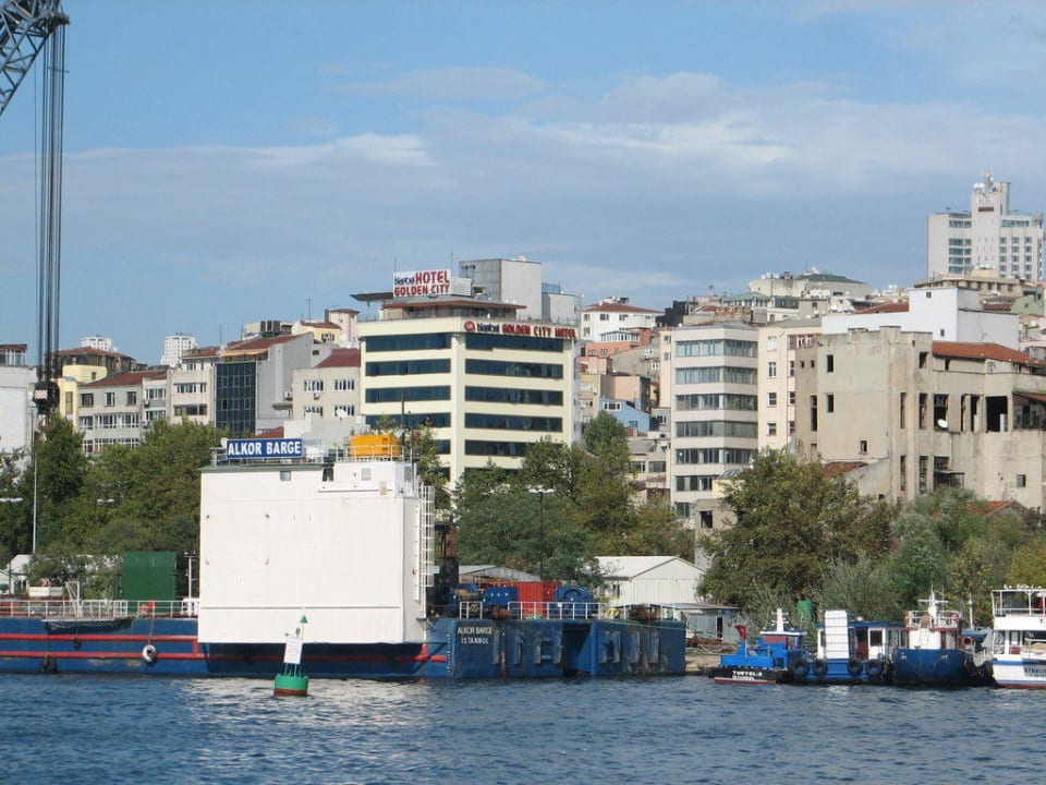 Blick auf das Hotel vom Goldenen Horn aus. Istanbul Golden City Hotel