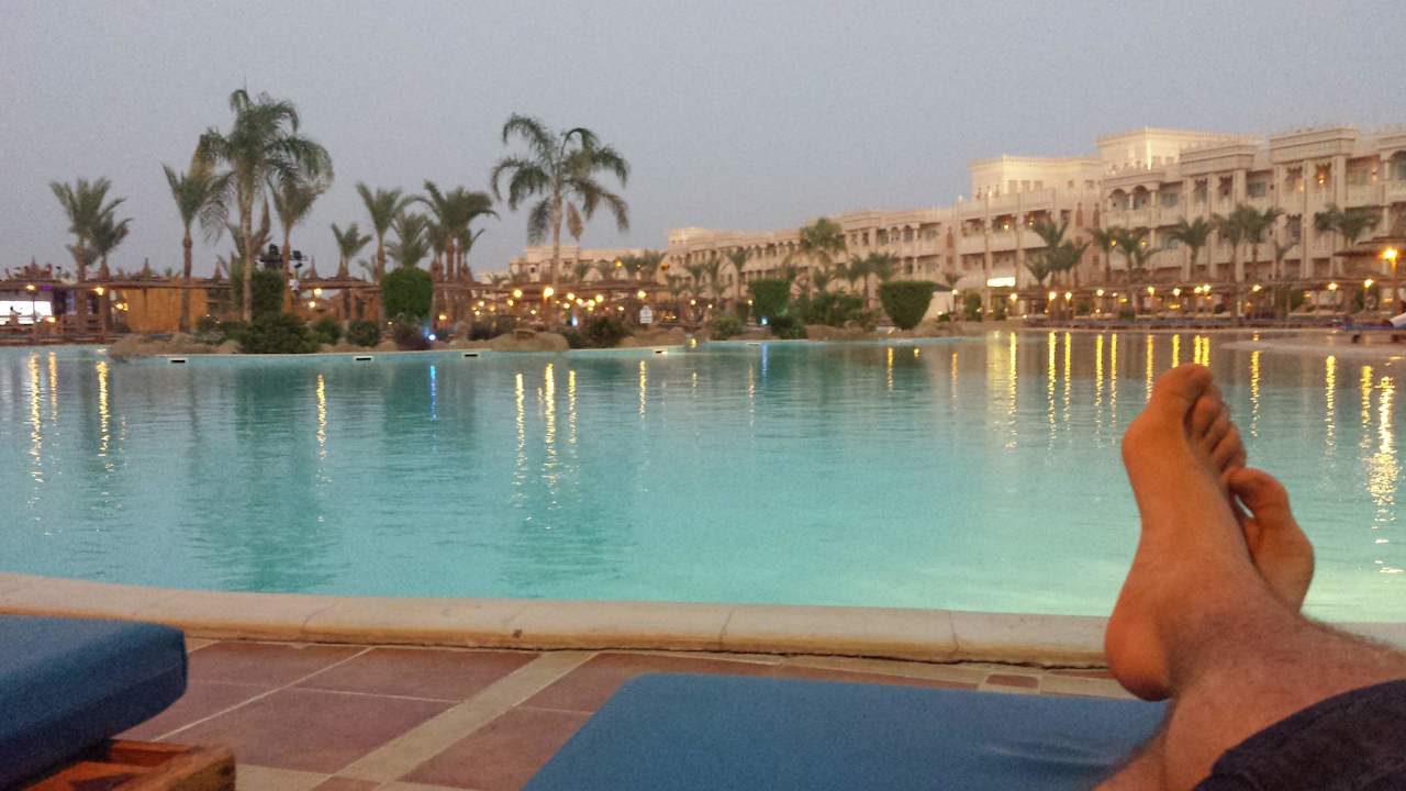 Blick auf den Pool abends Pickalbatros Palace Resort