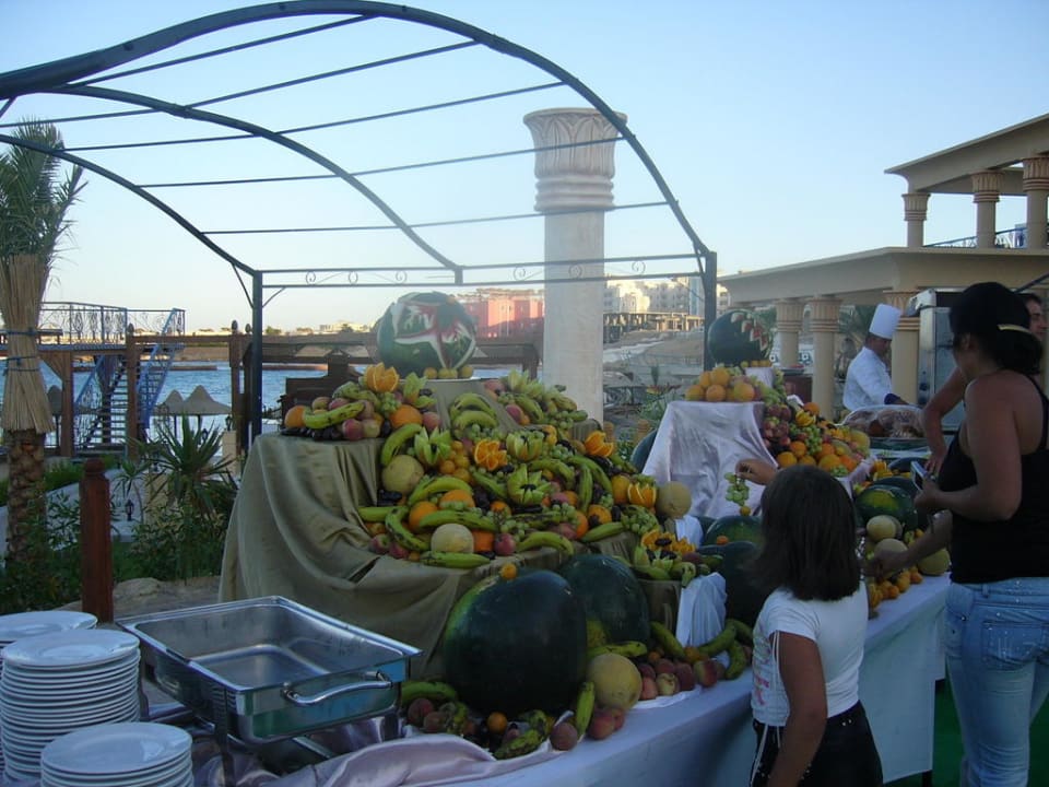 Kolacja przy basenie King Tut Resort