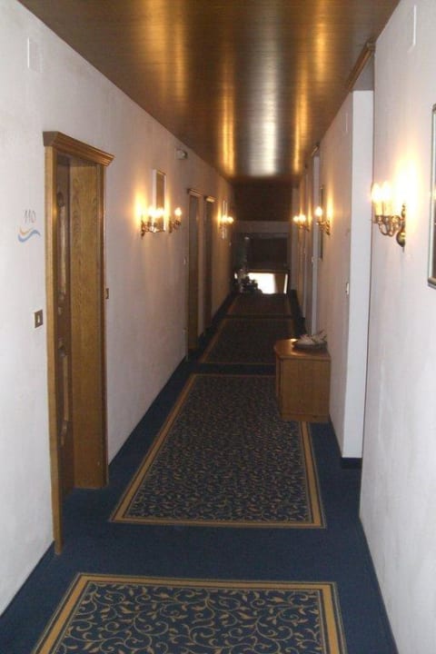 Gang zum Pool STROBLHOF Active Family SPA Resort