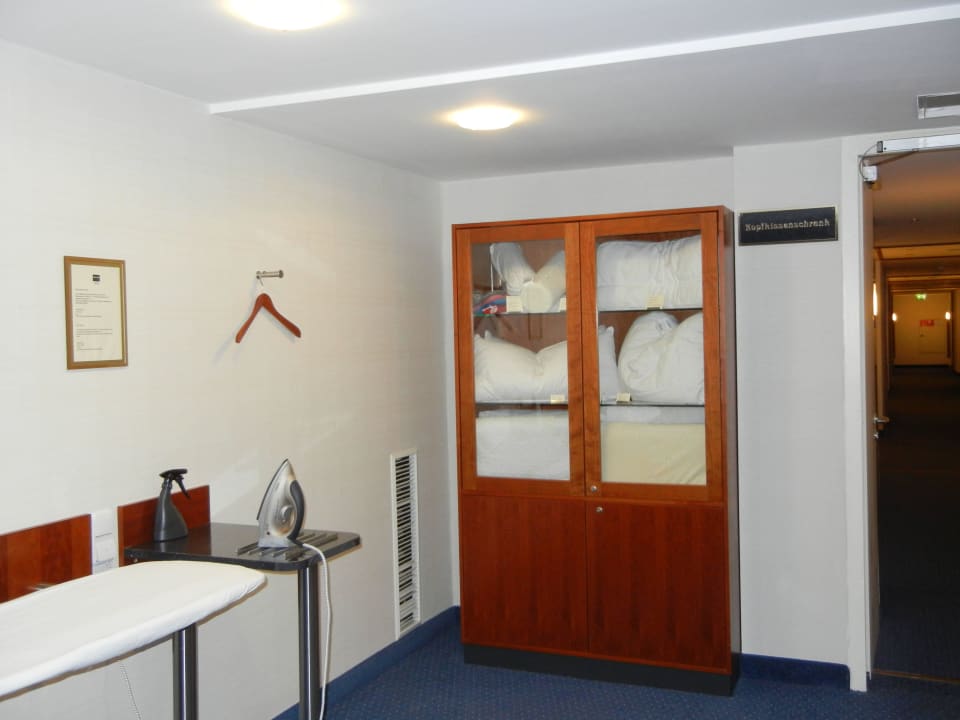 Bügelecke und Kopfkissenangebote Hotel Dorint Charlottenhof Halle