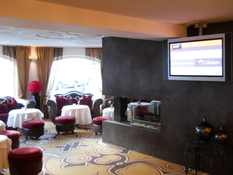 Hotel Lounge mit Info TV über Skigebiet Hotel Brigitte
