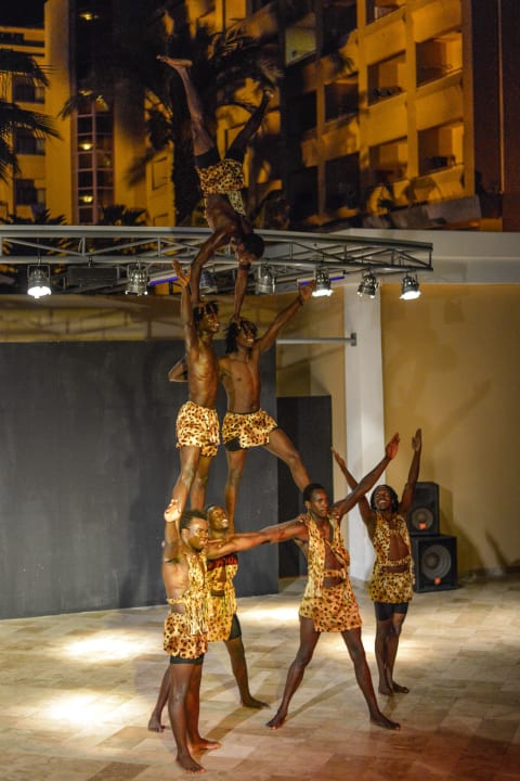 Im Amphitheater die Kenyaner Akrobatikshow Grand Kaptan