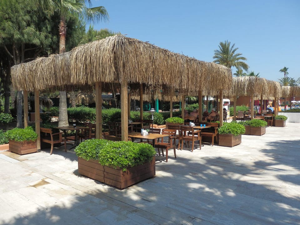 Sitzplätze vor der Bar Club Turtas Beach Hotel
