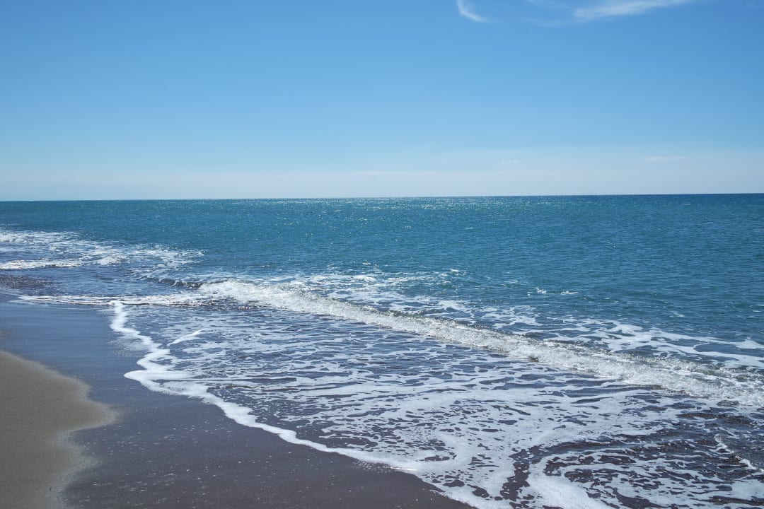 Sandstrand mit wenig Kies Royal Holiday Palace