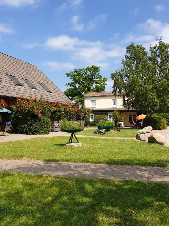 Gartenanlage Ferienbauernhof Liesenberg mit Meerblick
