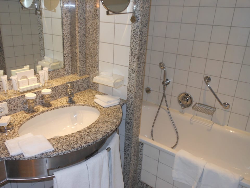 Zimmer 2001 - Badezimmer Hilton Munich Airport