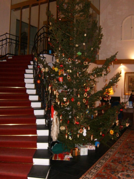 Weihnächtlicher Treppenaufgang Hotel Inntaler Hof