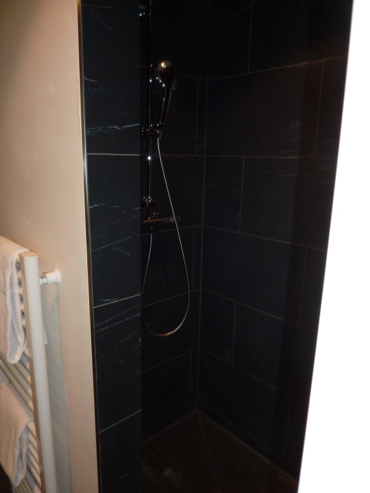 Schöne große Duschzelle Vienna House Easy München