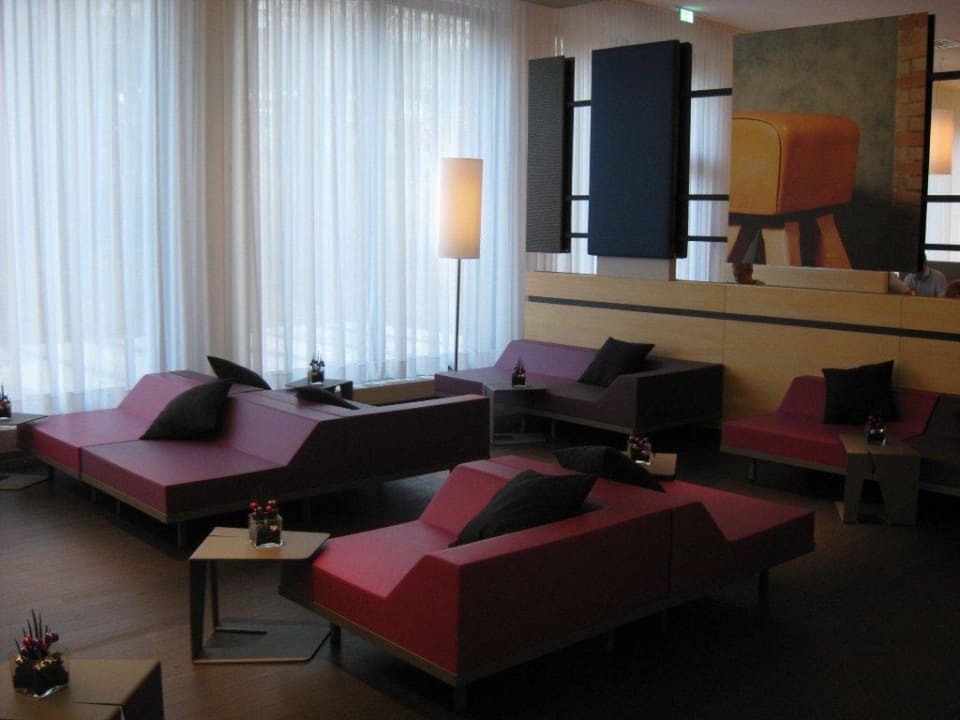 Sitzecke vor dem Frühstücksraum Lindner Hotel Frankfurt Sportpark, part of JdV by Hyatt