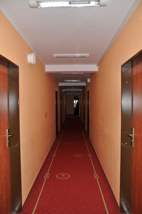 Długie wąskie hole Hotel Robert's Port