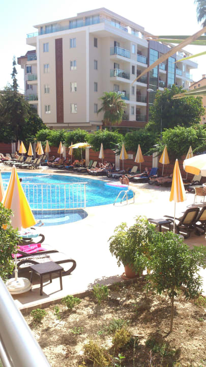 Ausblick vom Zimmer Balkon auf den Pool Gardenia Hotel