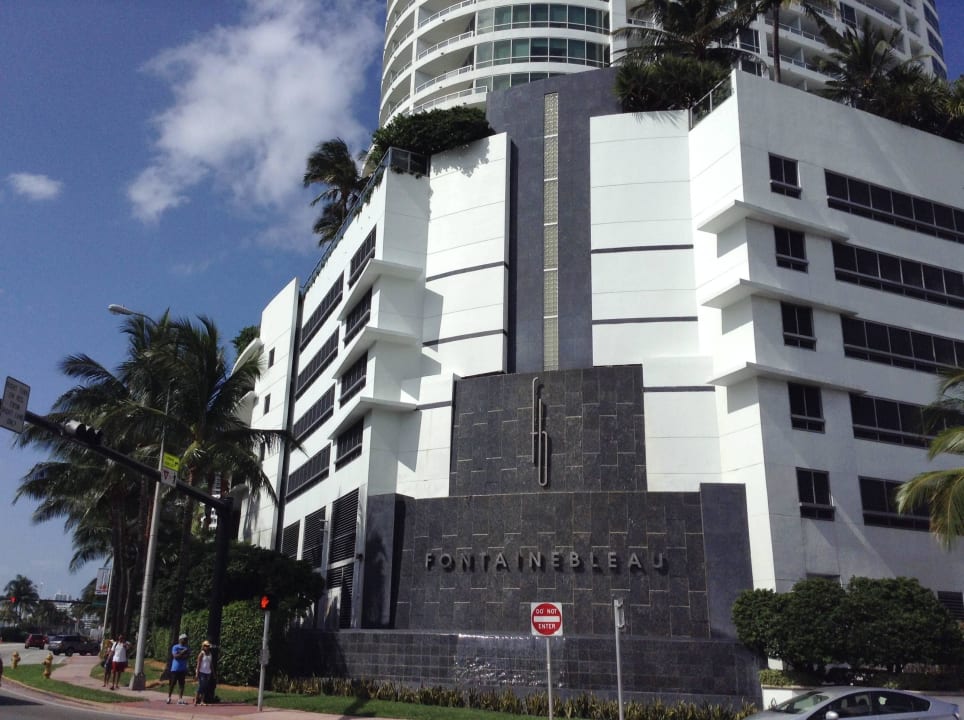 Side view Hotel Fontainebleau Miami Beach