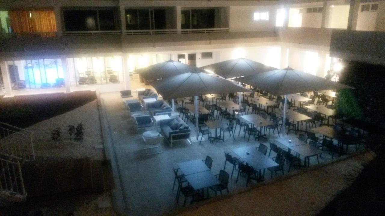 Terrasse und Zugang zum Restaurant bzw. Bar. Abend  alltoura Club Hotel Akeah Broncemar