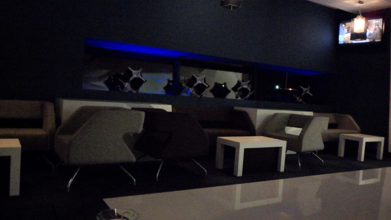 Sitzgelegenheiten vor der Bar Marine Hotel by Zdrojowa