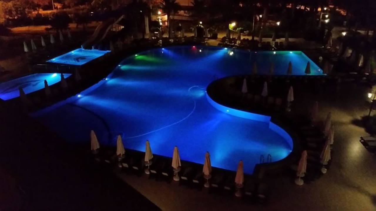 Pool bei Nacht Bella Resort & Spa