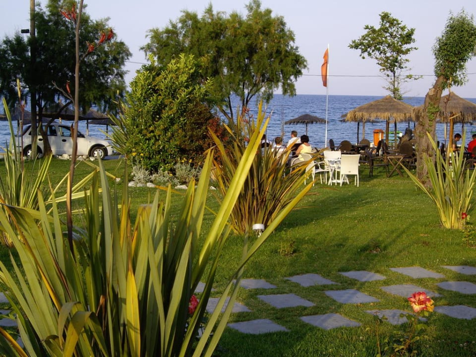 Blick zum Strand mit Strandbar alltoura Club Hotel Poseidon Palace