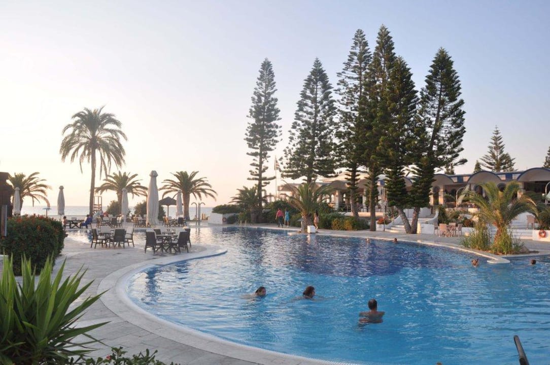 Blick auf Pool und Meer ROBINSON KYLLINI BEACH