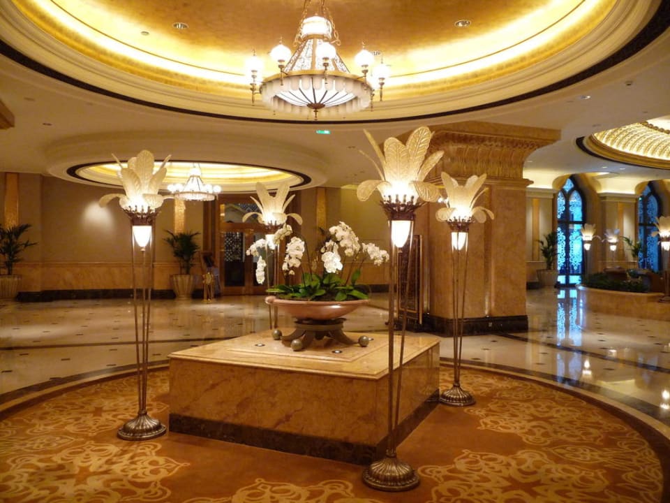 Eine der vielen Wandelhallen Emirates Palace Mandarin Oriental