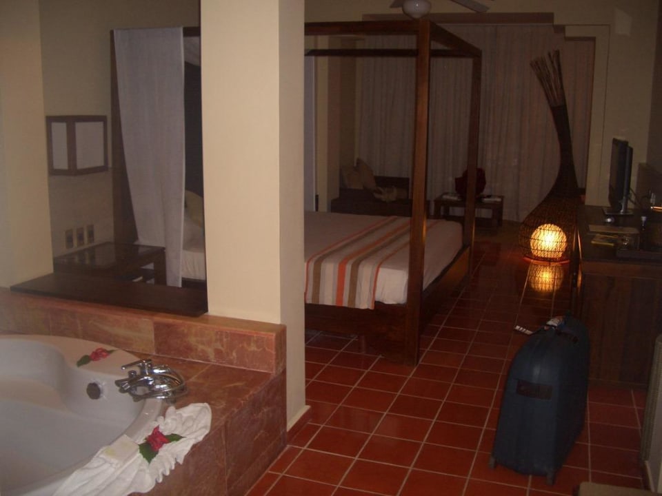 Riesenbett und Riesenbadewanne im Zimmer Catalonia Royal Bavaro - Adults only