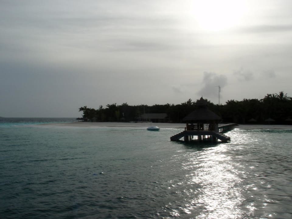Blick vom Schiff auf die Insel NH Collection Maldives Reethi Resort