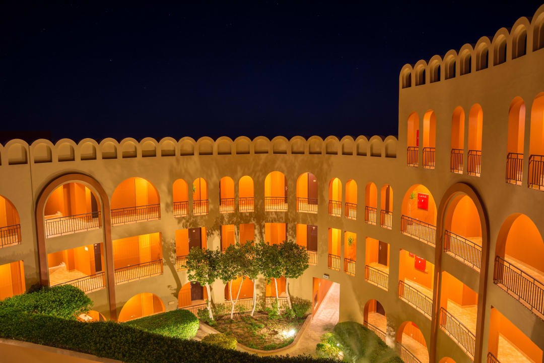 Abendlicher Blick in den Innenhof  Hotel Three Corners Ocean View prestige - Adults only