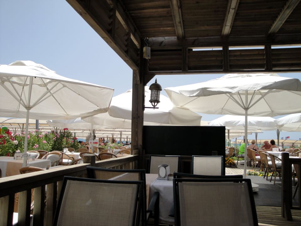 Sitzmöglichkeiten in Strandrestaurant am Mittag Diamond Excellence Resort & Spa