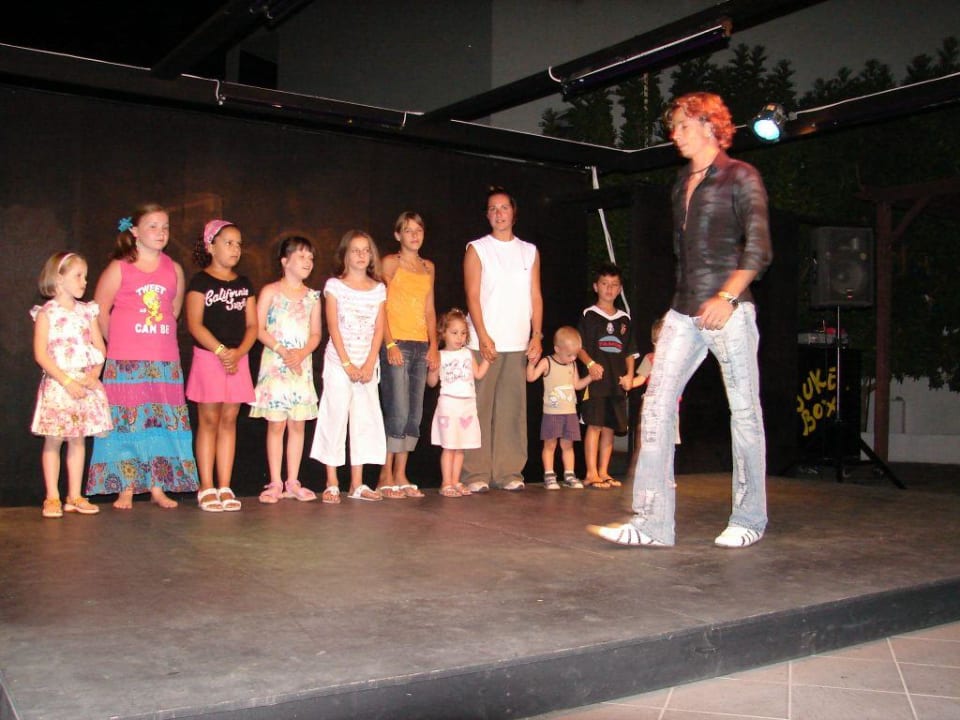 Lindos Bay, 21:00 Minidisco Time und der Chef Animateur TUI BLUE Lindos Bay