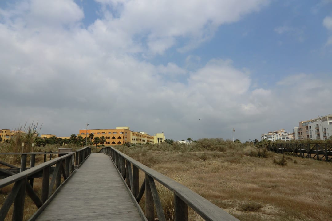 Zugang zum Strand Playamarina Hotel