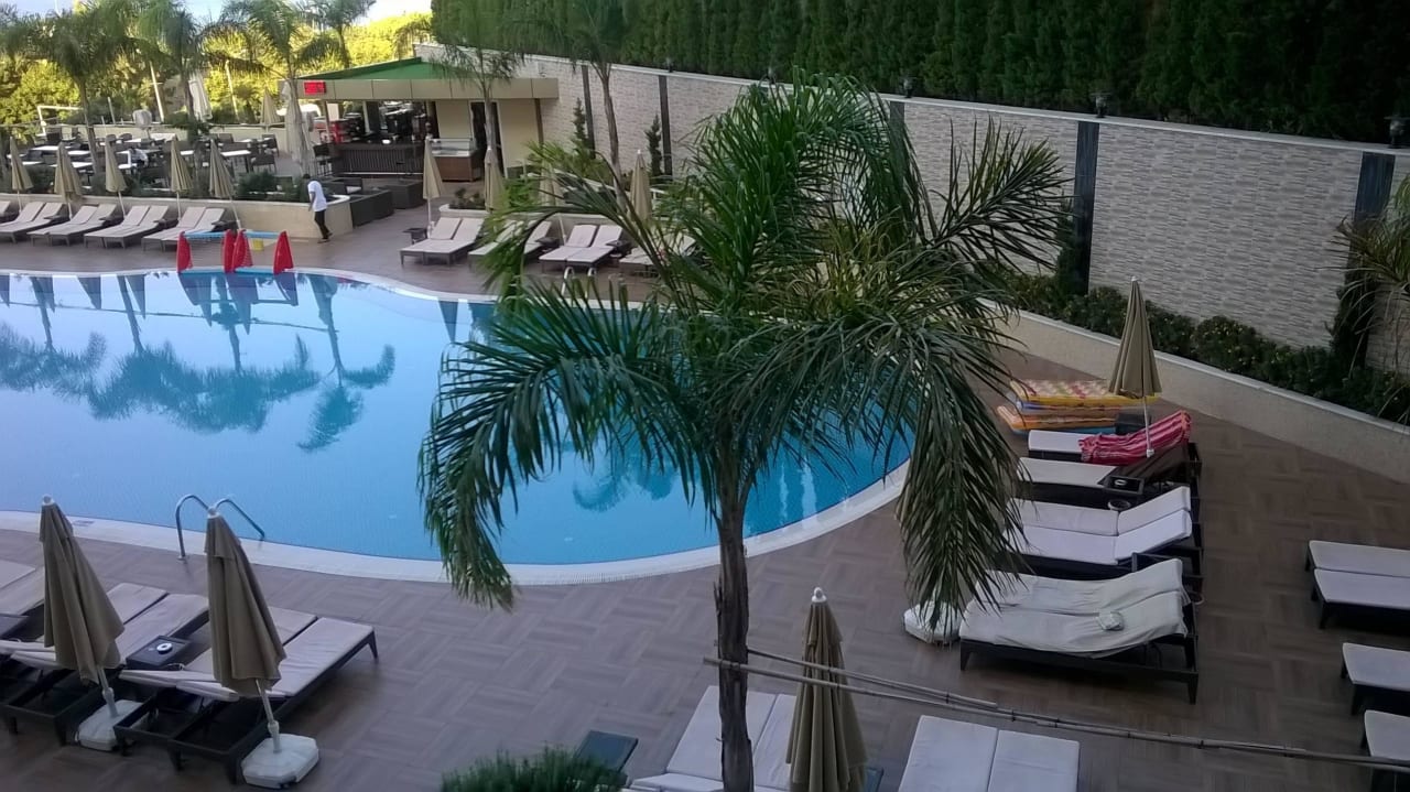 Poranny widok na basen Michell Hotel & Spa