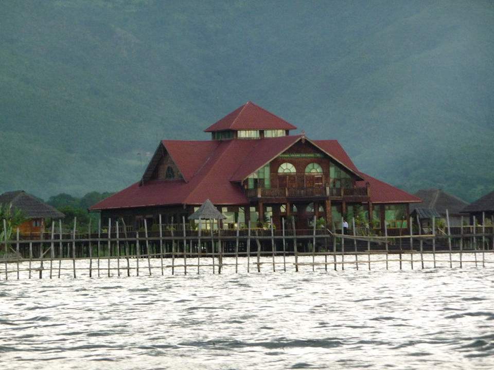 Das Hauptgebäude vom See aus Hotel Golden Island Cottages 1 & 2