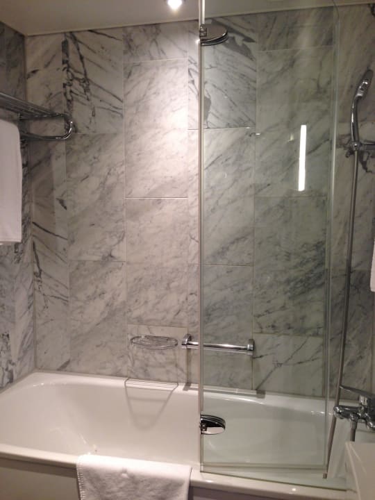 Viel Platz im Bad Mövenpick Hotel Zürich-Airport