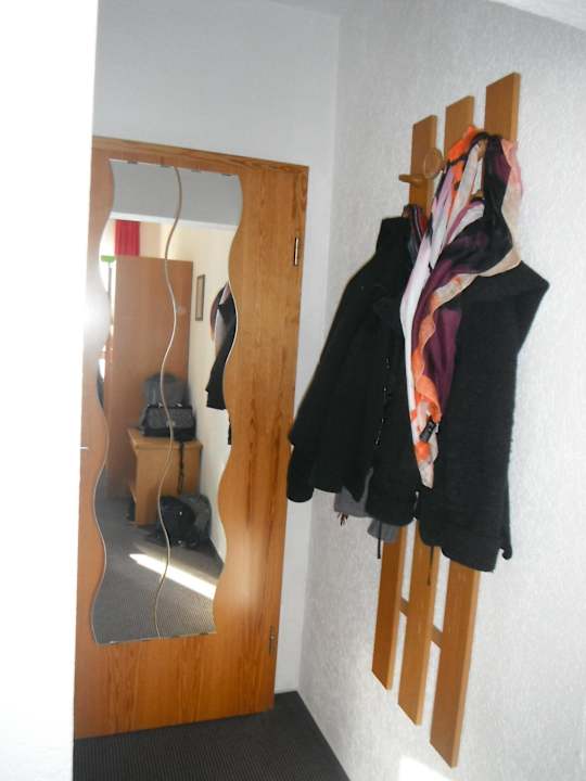 Eingang mit Spiegel und Garderobe Fair Hotel Frankfurt - Jahrhunderthalle