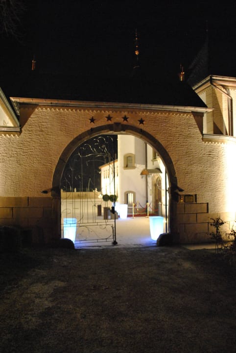 Tor / Zugang Innenhof Hotel Chateau d'Urspelt