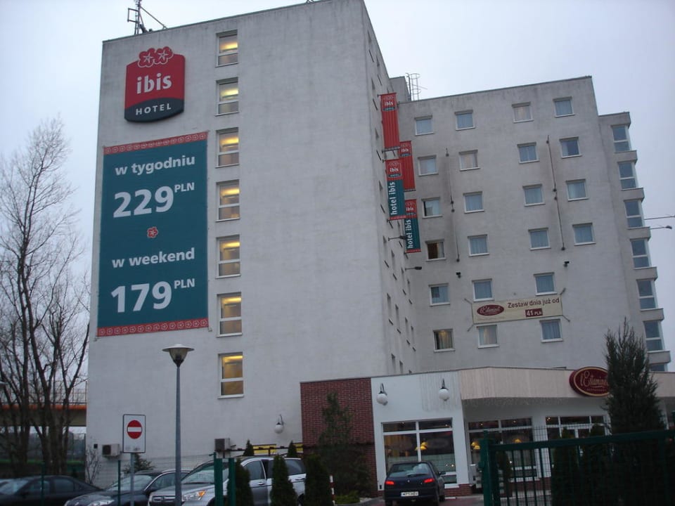 Budynek z parkingu Hotel Ibis Ostrobramska