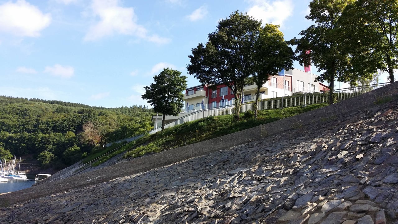 Blick vom See aus. Der Seehof