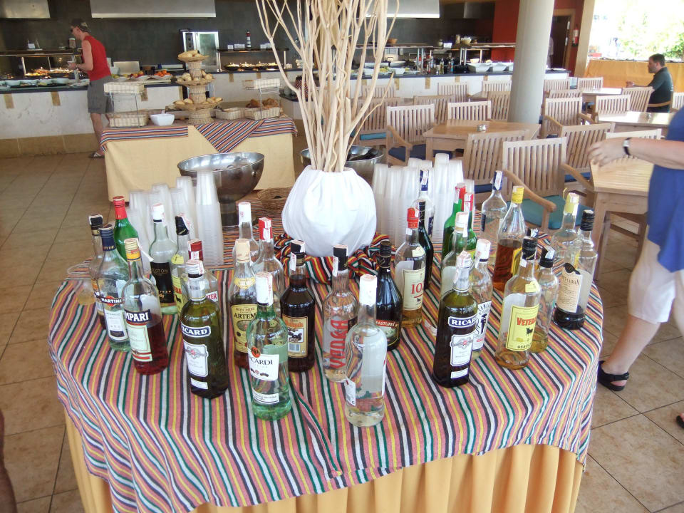 Spirituosentisch an der Poolbar Iberostar Waves Gaviotas Park
