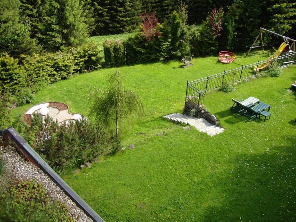 Blick von der Terrasse zur Liegewiese Verwöhn- und Wellnesshotel Walserhof