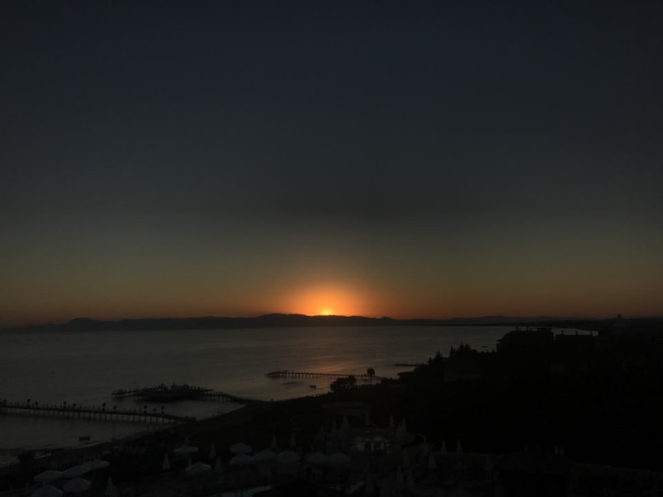 Strand Sunrise Queen Luxury Hotel