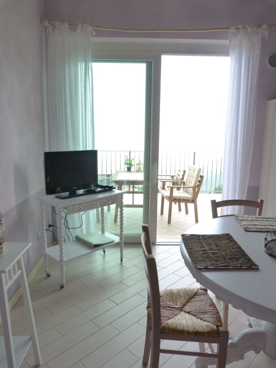 Wohnzimmer mit Tür zur Terrasse Apartments Borgo le Vigne