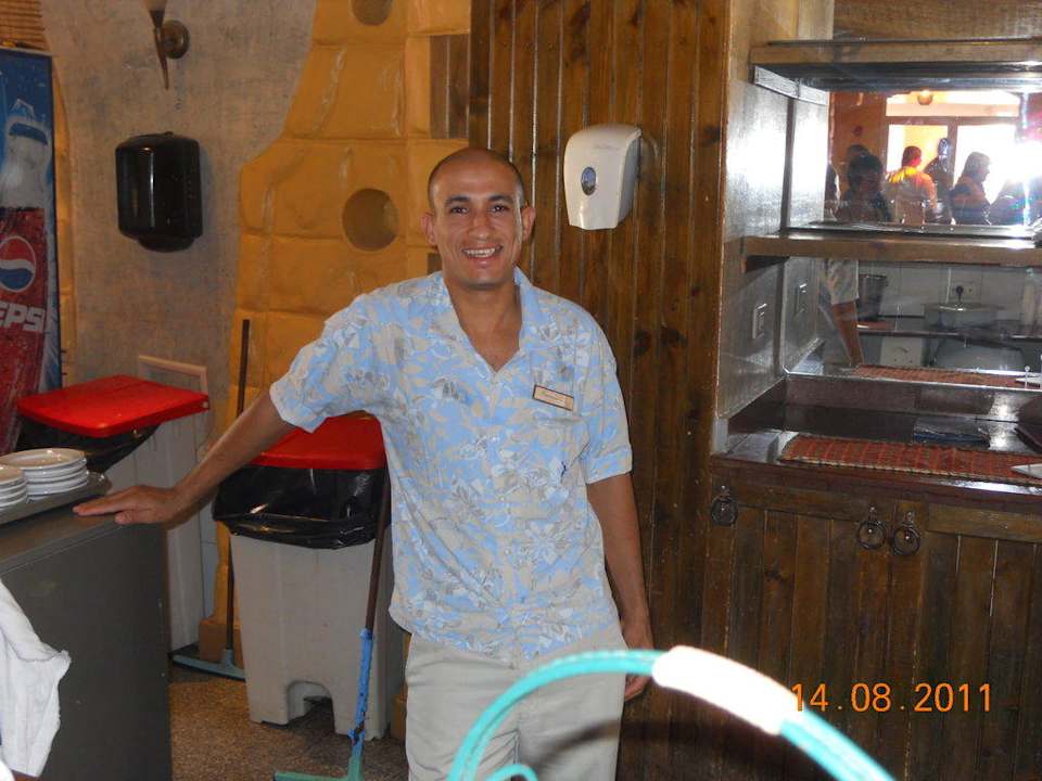 Kellner,der sogar lächeln kann Pickalbatros Alf Leila Wa Leila Resort - Neverland Hurghada