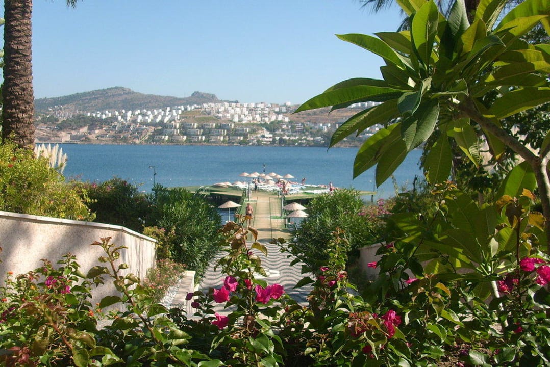 Blick vom Garten auf die Badeplattform Baia Bodrum Hotel