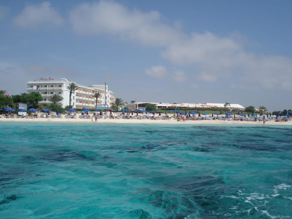 Blick vom Schiff zum Hotel Asterias Beach