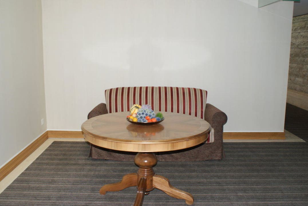 Leseecke vorm Zimmer Grand Hotel Kronenhof Pontresina